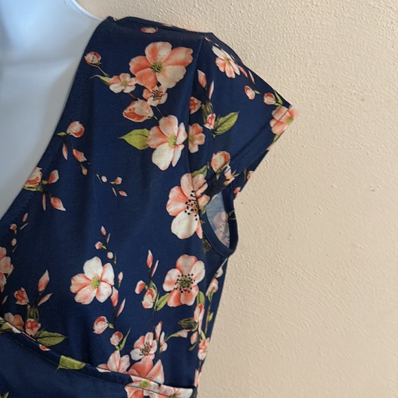 Woman’s floral summer dress - Picture 3 of 7